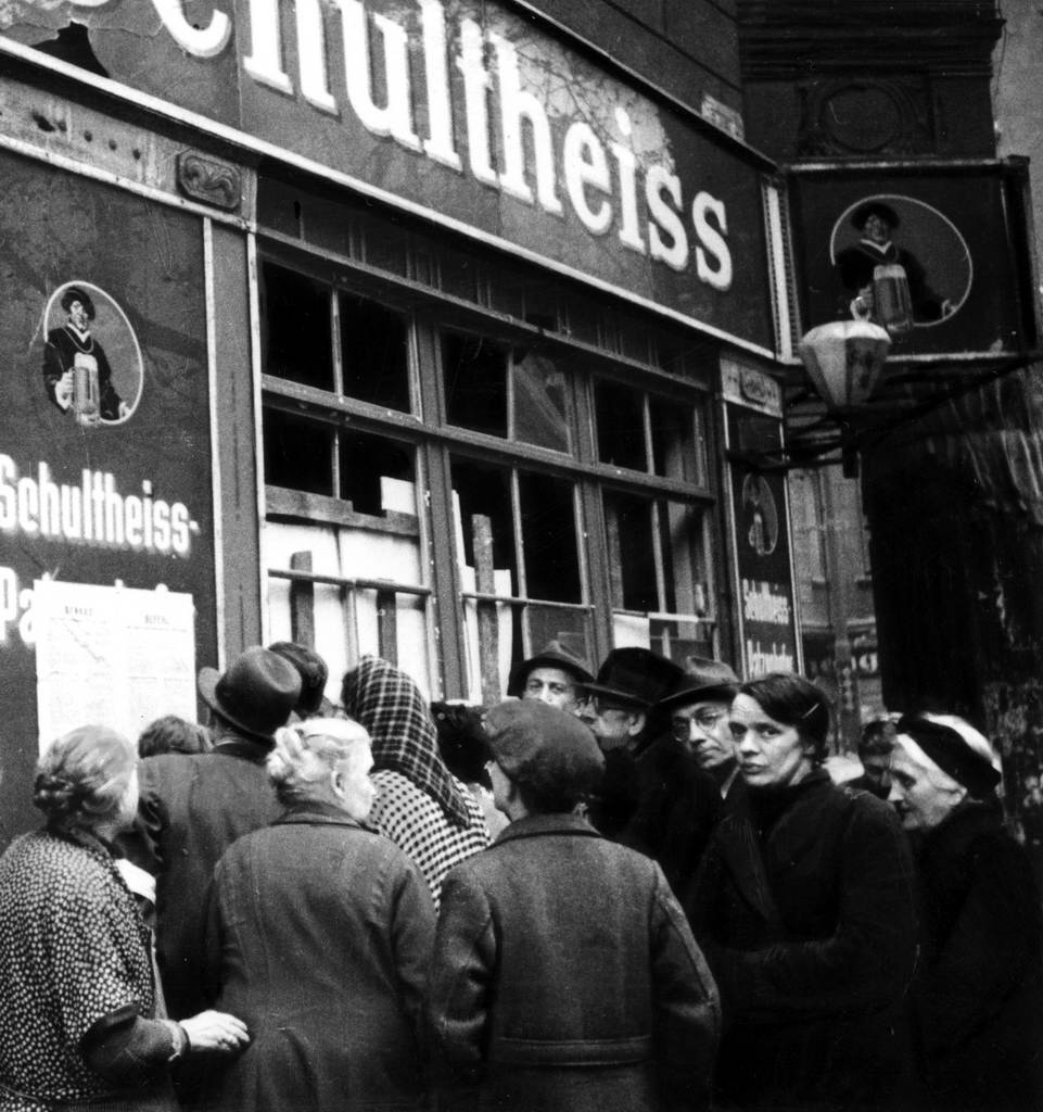 Жители Берлина читают Приказ No 1 коменданта города Н.Э. Берзарина. 1945